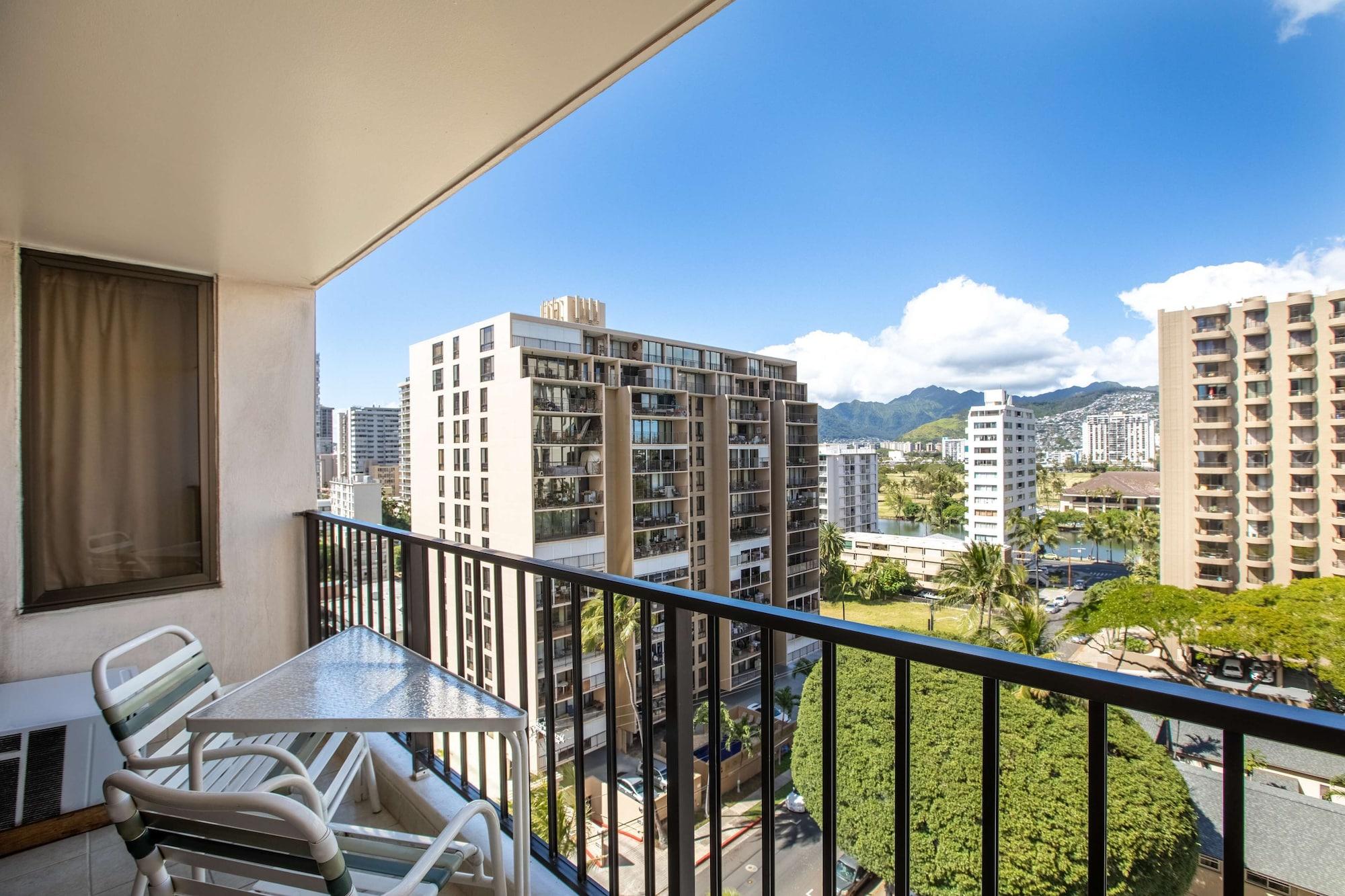 Aston At The Waikiki Banyan Aparthotel Хонолулу Екстериор снимка