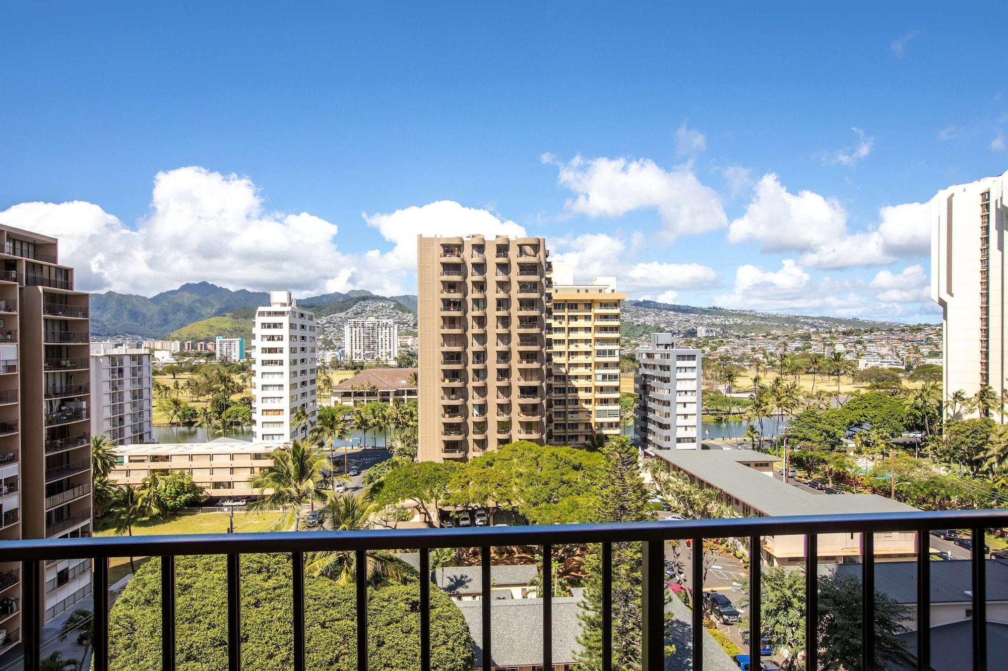 Aston At The Waikiki Banyan Aparthotel Хонолулу Екстериор снимка